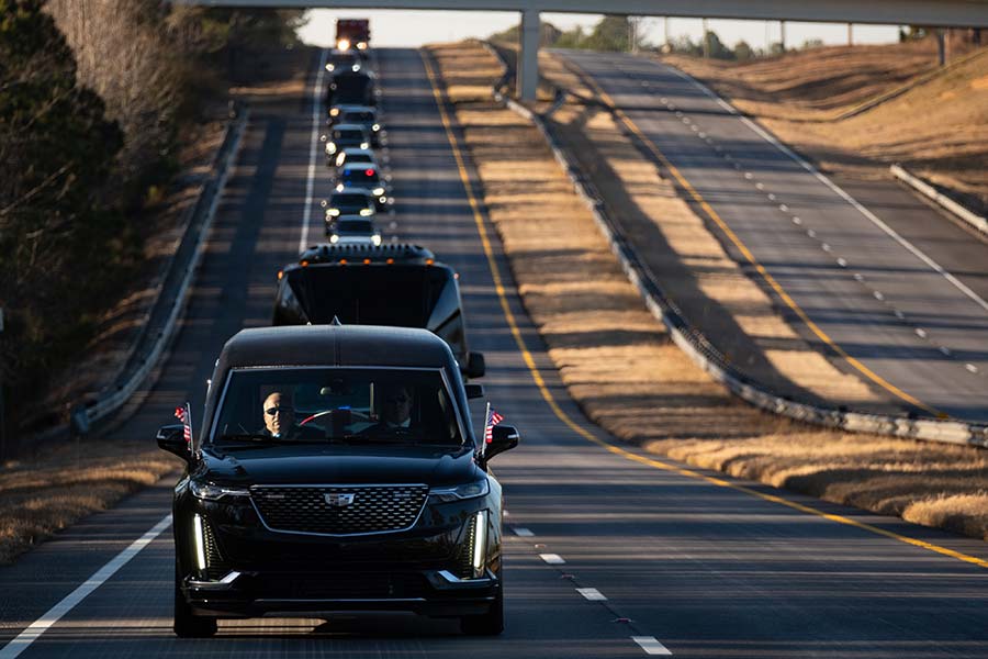 The motorcade carrying President Carter’s family drives down the highway.